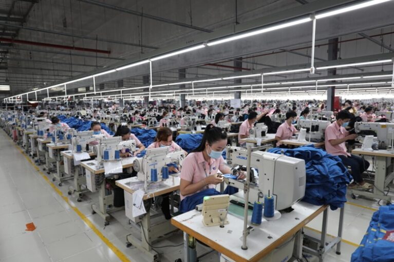 Lắp điện mặt trời trên mái nhà các khu công nghiệp, xu hướng sản xuất xanh