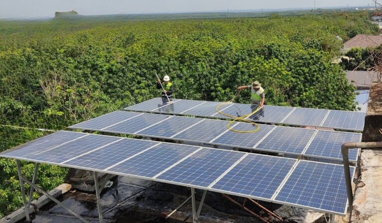 Tại sao tấm quang điện lại tốt cho môi trường?
