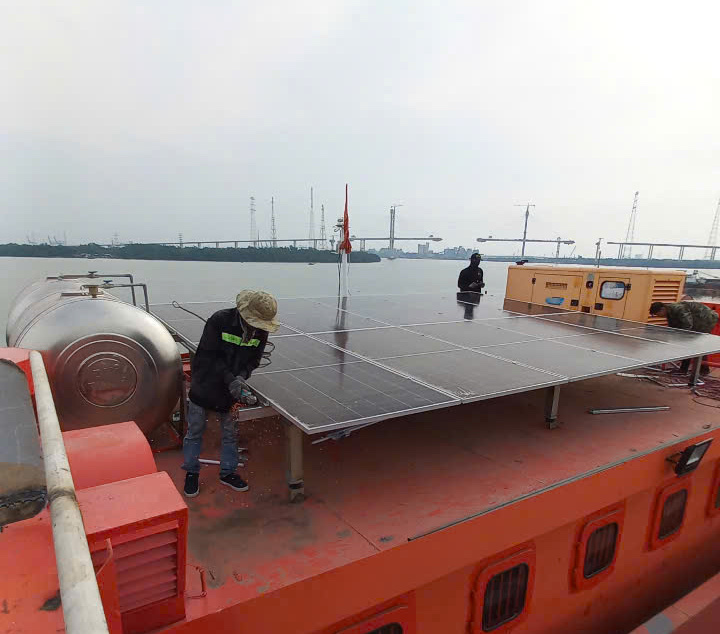 Giải pháp điện mặt trời có lưu trữ cho sà lan