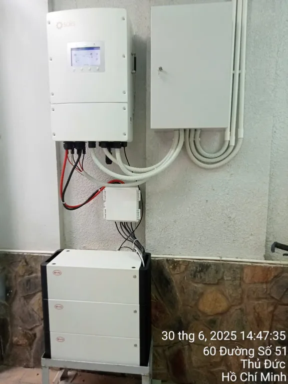 Lắp đặt hệ thống điện mặt trời có lưu trữ công suất 10.7kWp/15kWh Anh Tính TP. Thủ Đức, HCM 1 Lắp đặt hệ thống điện mặt trời có lưu trữ công suất 10.7kWp/15kWh Anh Tính TP. Thủ Đức, HCM
